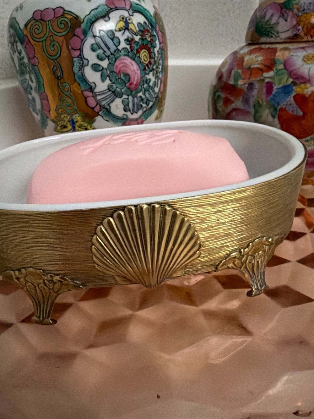 Vintage Stylebuilt seashell soap dish